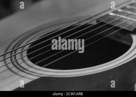 Détails d'une guitare acoustique, photos détaillées d'une guitare, cordes de guitare et son trou, abstrait, flou, macrophoto, noir et blanc Banque D'Images