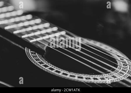 Détails d'une guitare acoustique, photos détaillées d'une guitare, cordes de guitare et son trou, abstrait, flou, macrophoto, noir et blanc Banque D'Images