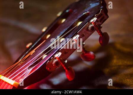 Réglage mécanique d'une guitare en détail, photo détaillée des vis de réglage d'une guitare, cordes de guitare, cou de guitare, tête de guitare en détail Banque D'Images