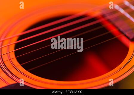 Détails d'une guitare acoustique, photos détaillées d'une guitare, cordes de guitare et son trou, abstrait, flou, macrophoto Banque D'Images