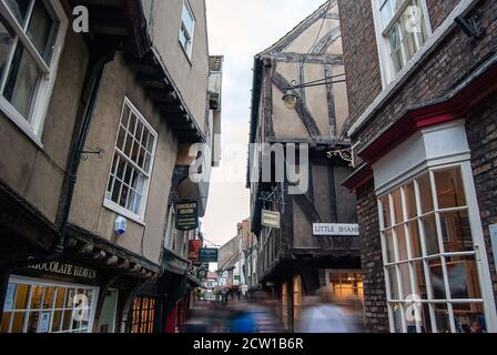 Les ruines est l'une des rues les plus anciennes et les plus étroites À York et au Royaume-Uni Banque D'Images