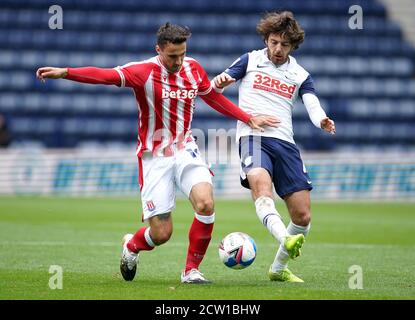 Lee Gregory (à gauche) de Stoke City en action pendant le match du championnat Sky Bet à Deepdale, Preston. Banque D'Images