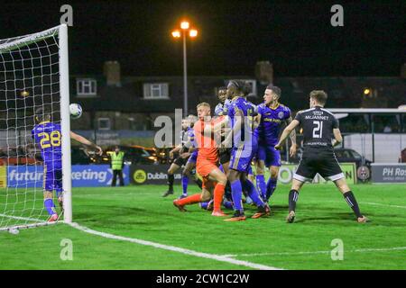 EOIN TOAL (Derry City FC) En-tête dégagé de la ligne par Dawson Devoy pendant le Fixation Airtricity League entre le FC Bohemians et le FC Derry City 25-09- Banque D'Images