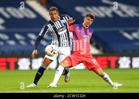 Le Jake Livermore (à gauche) de West Bromwich Albion et le mont Mason de Chelsea se disputent le ballon lors du match de la Premier League aux Hawthorns, West Bromwich. Banque D'Images