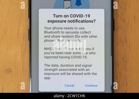 Application NHS Test and Trace sur un smartphone avec un écran de demande d'autorisation pour activer les notifications d'exposition pour Covid-19. Problèmes de confidentialité Banque D'Images