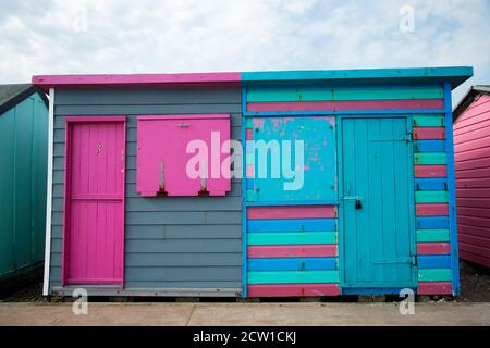 Île de Wight, septembre 2020. Bembridge. Huttes de plage colorées sur la plage. Banque D'Images