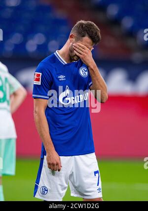 Gelsenkirchen, Allemagne. 26 septembre 2020. Football: Bundesliga, FC Schalke 04 - Werder Bremen, 2ème jour de match dans le Veltins Arena. Mark UTH de Schalke saisit sa tête après le but concédé. Crédit: Guido Kirchner/dpa - NOTE IMPORTANTE: Conformément aux règlements de la DFL Deutsche Fußball Liga et de la DFB Deutscher Fußball-Bund, il est interdit d'exploiter ou d'exploiter dans le stade et/ou à partir du jeu pris des photos sous forme d'images de séquences et/ou de séries de photos de type vidéo./dpa/Alay Live News Banque D'Images