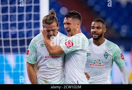 Gelsenkirchen, Allemagne. 26 septembre 2020. Football: Bundesliga, FC Schalke 04 - Werder Bremen, 2ème jour de match dans le Veltins Arena. Niclas Füllkrug (l-r), le buteur de but de Brême, a applaudi Milos Veljkovic de Brême et Jean-Manuel MBOM de Brême son but pour le 0:2. Crédit: Guido Kirchner/dpa - NOTE IMPORTANTE: Conformément aux règlements de la DFL Deutsche Fußball Liga et de la DFB Deutscher Fußball-Bund, il est interdit d'exploiter ou d'exploiter dans le stade et/ou à partir du jeu pris des photos sous forme d'images de séquences et/ou de séries de photos de type vidéo./dpa/Alay Live News Banque D'Images