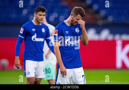 Gelsenkirchen, Allemagne. 26 septembre 2020. Football: Bundesliga, FC Schalke 04 - Werder Bremen, 2ème jour de match dans le Veltins Arena. Mark UTH de Schalke saisit sa tête après le but concédé. Crédit: Guido Kirchner/dpa - NOTE IMPORTANTE: Conformément aux règlements de la DFL Deutsche Fußball Liga et de la DFB Deutscher Fußball-Bund, il est interdit d'exploiter ou d'exploiter dans le stade et/ou à partir du jeu pris des photos sous forme d'images de séquences et/ou de séries de photos de type vidéo./dpa/Alay Live News Banque D'Images