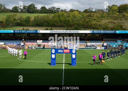 High Wycombe, Royaume-Uni. 26 septembre 2020. Les équipes se dirigent sur le terrain pour s'aligner sur le match de pré-match du Sky Sports lors du match du championnat Sky Bet entre Wycombe Wanderers et Swansea City joué derrière des portes fermées en raison des directives actuelles du gouvernement pandémique COVID-19 où les supporters ne peuvent pas assister à Adams Park, High Wycombe, Angleterre, le 26 septembre 2020. Photo d'Andy Rowland. Crédit : Prime Media Images/Alamy Live News Banque D'Images