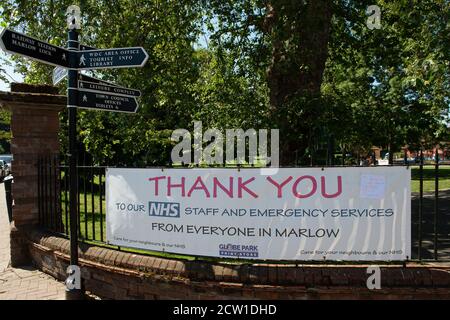 Marlow, Buckinghamshire, Royaume-Uni. 25 juin 2020. Un signe de remerciement au NHS et aux services d'urgence du parc Higginson à Marlow. Crédit : Maureen McLean/Alay Banque D'Images