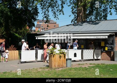 Marlow, Buckinghamshire, Royaume-Uni. 25 juin 2020. Le café Resolute du parc Higginson à Marlow a rouvert à la suite du confinement du coronavirus. Crédit : Maureen McLean/Alay Banque D'Images