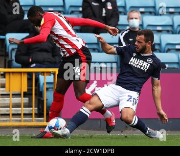 Josh Dasilva de Brentford (à gauche) et Mason Bennett de Millwall se battent pour le ballon lors du match du championnat Sky Bet au Den, Derby. Banque D'Images