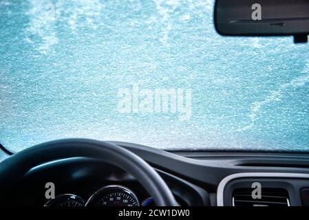 Pare-brise gelé de la voiture. Fenêtre de voiture sous une couche de neige. Vue interne Banque D'Images