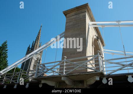 Marlow, Buckinghamshire, Royaume-Uni. 25 juin 2020. All Saints Church et Marlow Bridge que la ville reste calme en raison de la pandémie Covid-19 du coronavirus. Crédit : Maureen McLean/Alay Banque D'Images