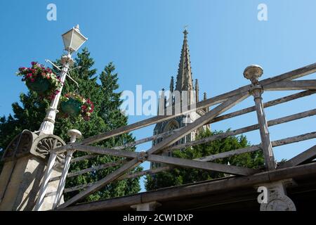 Marlow, Buckinghamshire, Royaume-Uni. 25 juin 2020. All Saints Church et Marlow Bridge que la ville reste calme en raison de la pandémie Covid-19 du coronavirus. Crédit : Maureen McLean/Alay Banque D'Images