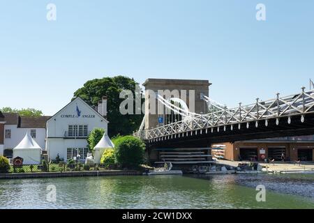 Marlow, Buckinghamshire, Royaume-Uni. 25 juin 2020. Le Compléat Angler et le pont Marlow comme la ville reste calme en raison de la pandémie Covid-19 du coronavirus. Crédit : Maureen McLean/Alay Banque D'Images