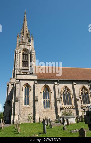 Marlow, Buckinghamshire, Royaume-Uni. 25 juin 2020. All Saints Church et Marlow Bridge que la ville reste calme en raison de la pandémie Covid-19 du coronavirus. Crédit : Maureen McLean/Alay Banque D'Images