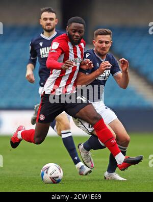 Josh Dasilva de Brentford (à gauche) et Ryan Leonard de Millwall se battent pour le ballon lors du match du championnat Sky Bet au Den, Derby. Banque D'Images