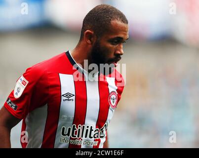 Bryan Mbeumo de Brentford en action pendant le match du championnat Sky Bet au Den, Derby. Banque D'Images