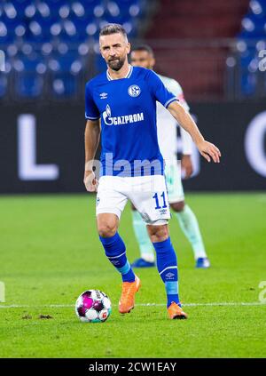 Gelsenkirchen, Allemagne. 26 septembre 2020. Football: Bundesliga, FC Schalke 04 - Werder Bremen, 2ème jour de match dans le Veltins Arena. Schalkes Vedad Ibisevic sur la balle. Crédit: Guido Kirchner/dpa - NOTE IMPORTANTE: Conformément aux règlements de la DFL Deutsche Fußball Liga et de la DFB Deutscher Fußball-Bund, il est interdit d'exploiter ou d'exploiter dans le stade et/ou à partir du jeu pris des photos sous forme d'images de séquences et/ou de séries de photos de type vidéo./dpa/Alay Live News Banque D'Images