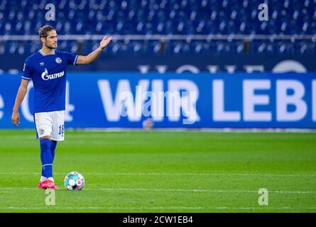 Gelsenkirchen, Allemagne. 26 septembre 2020. Football: Bundesliga, FC Schalke 04 - Werder Bremen, 2ème jour de match dans le Veltins Arena. Goncalo Paciencia de Schalke donne des instructions à ses coéquipiers. Crédit: Guido Kirchner/dpa - NOTE IMPORTANTE: Conformément aux règlements de la DFL Deutsche Fußball Liga et de la DFB Deutscher Fußball-Bund, il est interdit d'exploiter ou d'exploiter dans le stade et/ou à partir du jeu pris des photos sous forme d'images de séquences et/ou de séries de photos de type vidéo./dpa/Alay Live News Banque D'Images