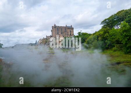 Château de Dunvegan im Nebel, auf der Isle of Skye Banque D'Images