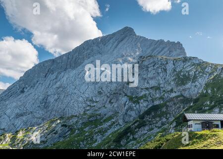 La montagne Alpspitze est une des célèbres montagnes autour La ville allemande de Garmisch-Partenkirchen Banque D'Images