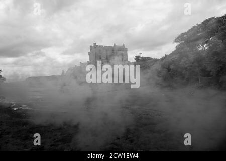 Château de Dunvegan im Nebel, auf der Isle of Skye Banque D'Images