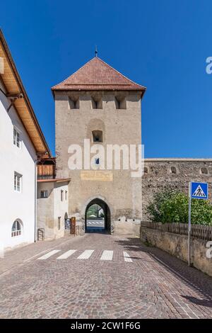 L'ancienne porte de Torre di Sluderno dans la ville fortifiée de Glurns, Tyrol du Sud, Italie Banque D'Images