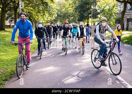 Édimbourg, Écosse. Samedi 26 septembre 2020. Les cyclistes prennent part à la promenade en vélo mensuelle Critical Mass Protest dans les rues du centre-ville de la capitale écossaise. La masse critique est une forme d'action directe dans laquelle les gens se rencontrent à un endroit et un temps définis et se déplacent en groupe sur des vélos. L'idée est que les gens se rassemblent pour se protéger les uns des autres pour faire du vélo dans leurs rues. L'événement est né en 1992 à San Francisco et se déroule maintenant dans plus de 300 villes du monde entier. Banque D'Images