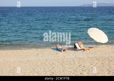 Un homme sur la plage de Mikro à Mont Pelio, Grèce Banque D'Images