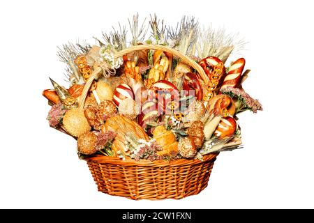 Les pâtisseries fraîches et le pain sont magnifiquement arrangés dans un panier en osier sous forme de bouquet. Isolé sur fond blanc. Banque D'Images