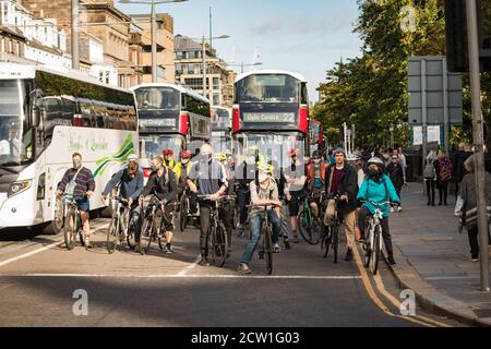 Édimbourg, Écosse. Samedi 26 septembre 2020. Les cyclistes prennent part à la promenade en vélo mensuelle Critical Mass Protest dans les rues du centre-ville de la capitale écossaise. La masse critique est une forme d'action directe dans laquelle les gens se rencontrent à un endroit et un temps définis et se déplacent en groupe sur des vélos. L'idée est que les gens se rassemblent pour se protéger les uns des autres pour faire du vélo dans leurs rues. L'événement est né en 1992 à San Francisco et se déroule maintenant dans plus de 300 villes du monde entier. Banque D'Images