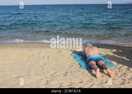 Un homme sur la plage de Mikro à Mont Pelio, Grèce Banque D'Images