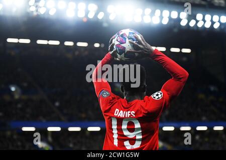 LONDRES, ANGLETERRE - 26 FÉVRIER 2020 : Alphonso Davies du Bayern photographié lors du match de 16 de la Ligue des champions de l'UEFA 2019/20 entre Chelsea FC et Bayern Munich au Stamford Bridge. Banque D'Images