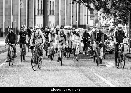 Édimbourg, Écosse. Samedi 26 septembre 2020. Les cyclistes prennent part à la promenade en vélo mensuelle Critical Mass Protest dans les rues du centre-ville de la capitale écossaise. La masse critique est une forme d'action directe dans laquelle les gens se rencontrent à un endroit et un temps définis et se déplacent en groupe sur des vélos. L'idée est que les gens se rassemblent pour se protéger les uns des autres pour faire du vélo dans leurs rues. L'événement est né en 1992 à San Francisco et se déroule maintenant dans plus de 300 villes du monde entier. Banque D'Images