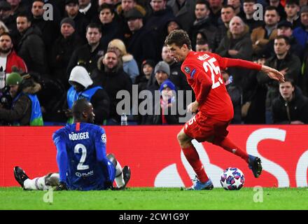 LONDRES, ANGLETERRE - 26 FÉVRIER 2020 : Antonio Rudiger de Chelsea et Thomas Muller de Bayern photographiés lors du match de 16 de la Ligue des champions de l'UEFA de 2019/20 entre le FC Chelsea et le Bayern Munich au pont Stamford. Banque D'Images