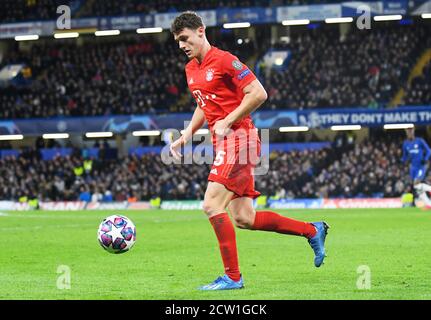 LONDRES, ANGLETERRE - 26 FÉVRIER 2020 : Benjamin Pavard du Bayern photographié lors du match de 16 de l'UEFA Champions League 2019/20 entre Chelsea FC et Bayern Munich au Stamford Bridge. Banque D'Images