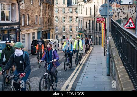 Édimbourg, Écosse. Samedi 26 septembre 2020. Les cyclistes prennent part à la promenade en vélo mensuelle Critical Mass Protest dans les rues du centre-ville de la capitale écossaise. La masse critique est une forme d'action directe dans laquelle les gens se rencontrent à un endroit et un temps définis et se déplacent en groupe sur des vélos. L'idée est que les gens se rassemblent pour se protéger les uns des autres pour faire du vélo dans leurs rues. L'événement est né en 1992 à San Francisco et se déroule maintenant dans plus de 300 villes du monde entier. Banque D'Images