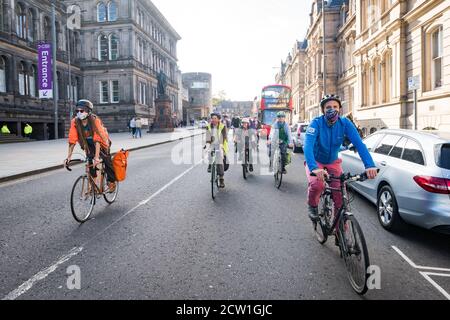 Édimbourg, Écosse. Samedi 26 septembre 2020. Les cyclistes prennent part à la promenade en vélo mensuelle Critical Mass Protest dans les rues du centre-ville de la capitale écossaise. La masse critique est une forme d'action directe dans laquelle les gens se rencontrent à un endroit et un temps définis et se déplacent en groupe sur des vélos. L'idée est que les gens se rassemblent pour se protéger les uns des autres pour faire du vélo dans leurs rues. L'événement est né en 1992 à San Francisco et se déroule maintenant dans plus de 300 villes du monde entier. Banque D'Images