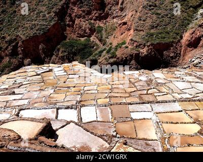 Cascade de mines de sel Salineras de Maras dans les Andes péruviennes. Paysage pittoresque d'étangs et de casseroles de sel. Extraction de sel au Pérou. Banque D'Images