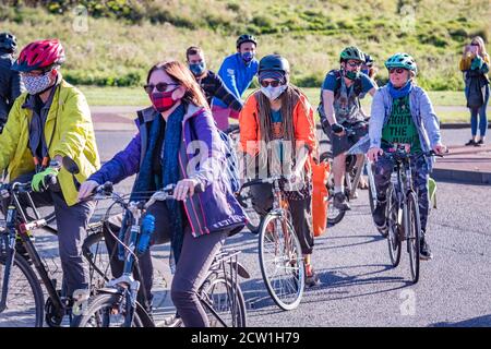 Édimbourg, Écosse. Samedi 26 septembre 2020. Les cyclistes prennent part à la promenade en vélo mensuelle Critical Mass Protest dans les rues du centre-ville de la capitale écossaise. La masse critique est une forme d'action directe dans laquelle les gens se rencontrent à un endroit et un temps définis et se déplacent en groupe sur des vélos. L'idée est que les gens se rassemblent pour se protéger les uns des autres pour faire du vélo dans leurs rues. L'événement est né en 1992 à San Francisco et se déroule maintenant dans plus de 300 villes du monde entier. Banque D'Images