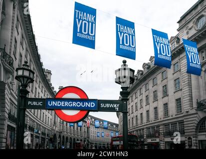 Londres - 08 août 2020 - Piccadilly Underground tube Station Sign with NHS Thank You Banners Post Lockdown à Londres, Royaume-Uni Banque D'Images