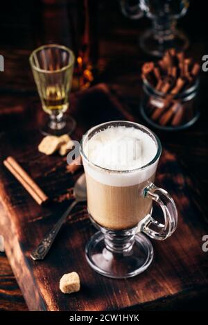 Café avec whisky irlandais et crème fouettée en verre Banque D'Images