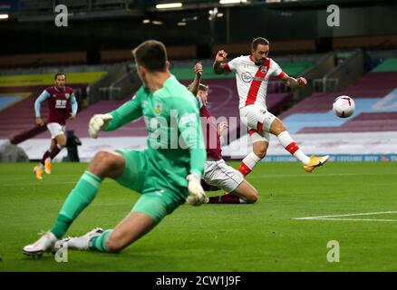 Danny ings de Southampton (à droite) marque le premier but du match de sa partie lors du match de la Premier League à Turf Moor, Burnley. Banque D'Images