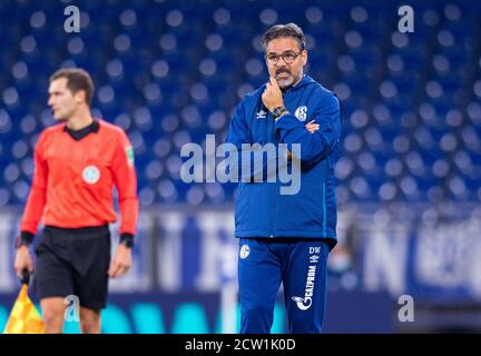 Gelsenkirchen, Allemagne. 26 septembre 2020. Football: Bundesliga, FC Schalke 04 - Werder Bremen, 2ème jour de match dans le Veltins Arena. L'entraîneur de Schalke, David Wagner, est sur la touche. Crédit: Guido Kirchner/dpa - NOTE IMPORTANTE: Conformément aux règlements de la DFL Deutsche Fußball Liga et de la DFB Deutscher Fußball-Bund, il est interdit d'exploiter ou d'exploiter dans le stade et/ou à partir du jeu pris des photos sous forme d'images de séquences et/ou de séries de photos de type vidéo./dpa/Alay Live News Banque D'Images