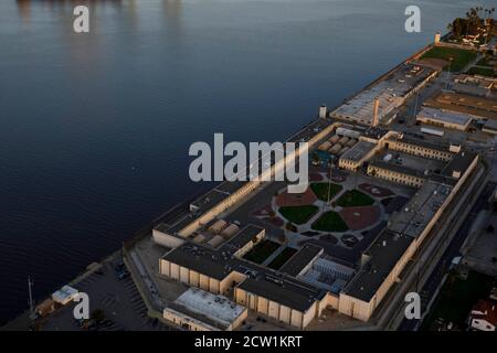 Los Angeles, Californie, États-Unis. 1er mai 2020. La prison de terminal Island de l'Institut correctionnel fédéral (FCI) se trouve près du port de Los Angeles dans cette photographie aérienne prise au-dessus de Los Angeles, Californie, États-Unis, le vendredi 1er mai 2020. Selon le Bureau des prisons (BOP), près de 70 % des détenus testés dans le système fédéral ont contracté le virus Covid-19, l'établissement de terminal Island et l'établissement de terminal Island voyant plus de 600 détenus se voir tester comme étant positifs lors de la pandémie du coronavirus. © 2020 Patrick T. Fallon crédit : Patrick Fallon/ZUMA Wire/Alay Live News Banque D'Images