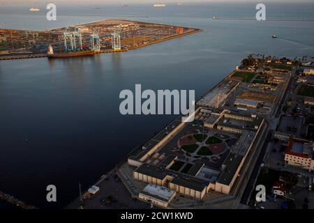 Los Angeles, Californie, États-Unis. 1er mai 2020. La prison de terminal Island de l'Institut correctionnel fédéral (FCI) se trouve près du port de Los Angeles dans cette photographie aérienne prise au-dessus de Los Angeles, Californie, États-Unis, le vendredi 1er mai 2020. Selon le Bureau des prisons (BOP), près de 70 % des détenus testés dans le système fédéral ont contracté le virus Covid-19, l'établissement de terminal Island et l'établissement de terminal Island voyant plus de 600 détenus se voir tester comme étant positifs lors de la pandémie du coronavirus. © 2020 Patrick T. Fallon crédit : Patrick Fallon/ZUMA Wire/Alay Live News Banque D'Images