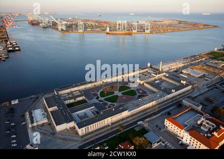 Los Angeles, Californie, États-Unis. 1er mai 2020. La prison de terminal Island de l'Institut correctionnel fédéral (FCI) se trouve près du port de Los Angeles dans cette photographie aérienne prise au-dessus de Los Angeles, Californie, États-Unis, le vendredi 1er mai 2020. Selon le Bureau des prisons (BOP), près de 70 % des détenus testés dans le système fédéral ont contracté le virus Covid-19, l'établissement de terminal Island et l'établissement de terminal Island voyant plus de 600 détenus se voir tester comme étant positifs lors de la pandémie du coronavirus. © 2020 Patrick T. Fallon crédit : Patrick Fallon/ZUMA Wire/Alay Live News Banque D'Images